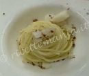 Spaghettone al baccal con acqua di cipolla e polvere di pomodoro - Benvenuti a tavola